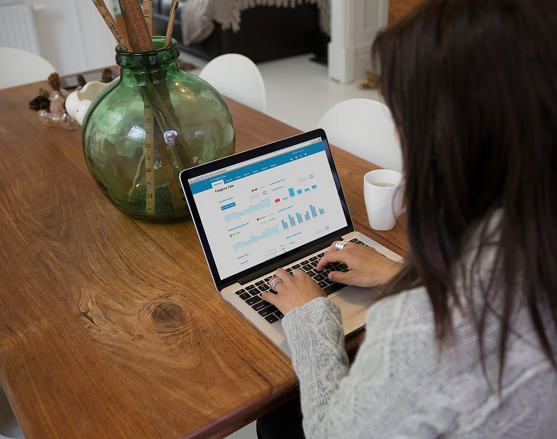 Xero Accountant, Xero Auckland Accountant, woman using Xero accounting software at kitchen table